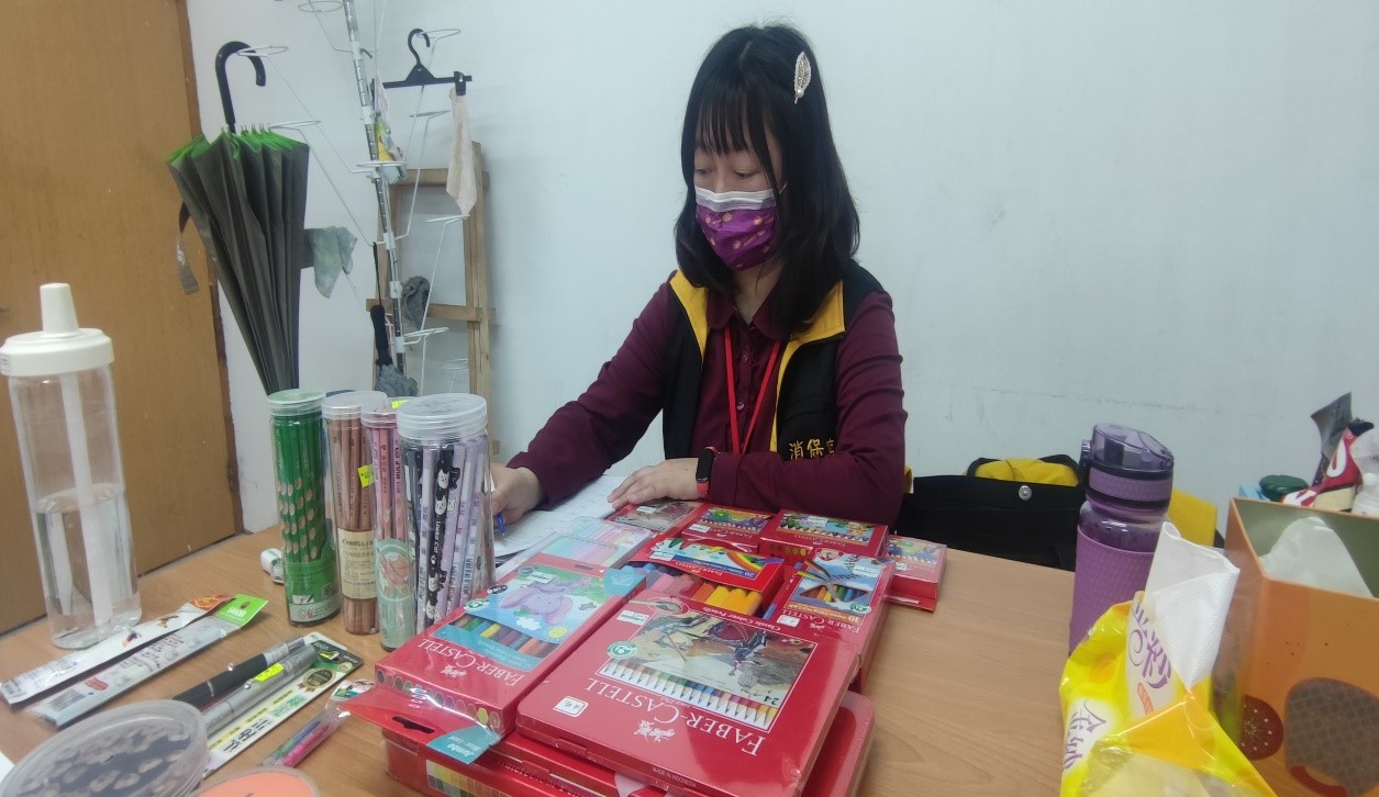 桃市府消保官抽查文具商品標示 合格率近八成